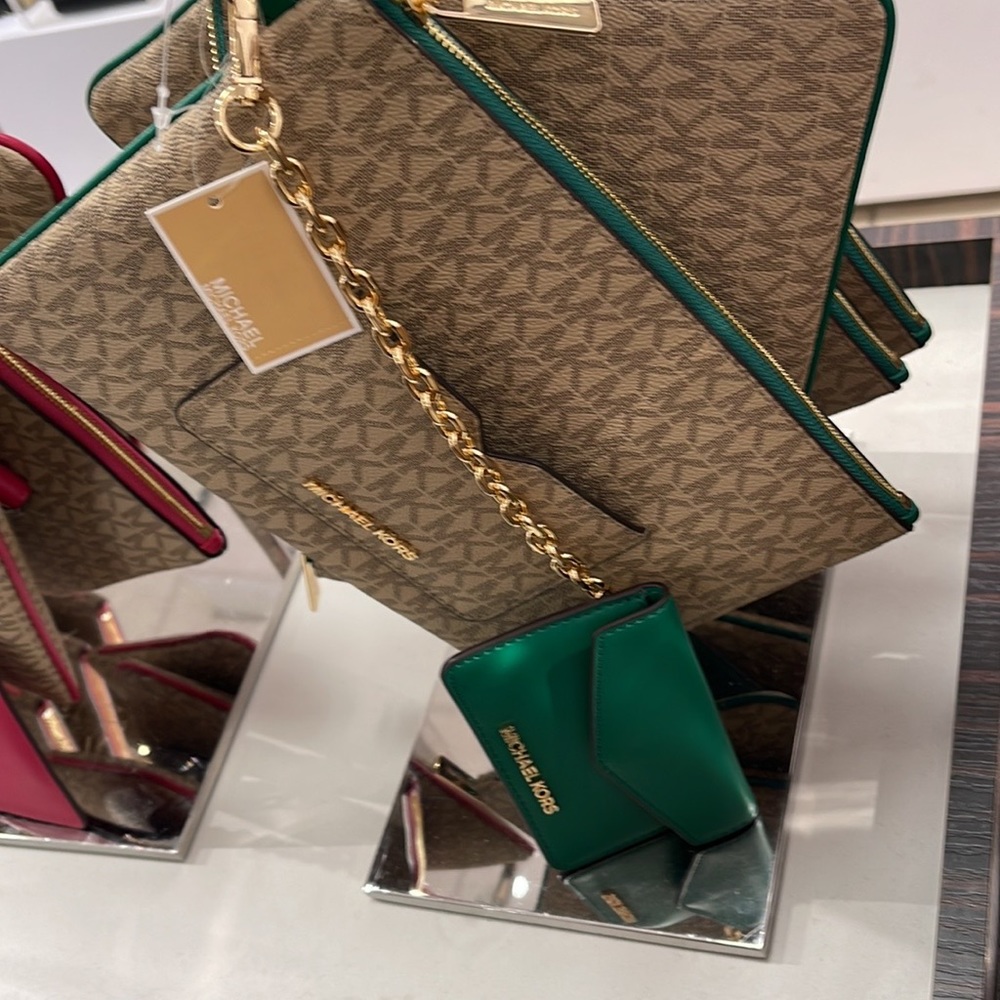 MICHAEL KORS JET SET ITEM LG 2 in 1 CARD CASE & WRISTLET
Palmetto Green 
NWT - Picture 3 of 16
